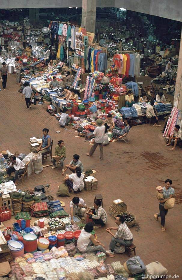 Bên trong chợ Đồng Xuân 1991.